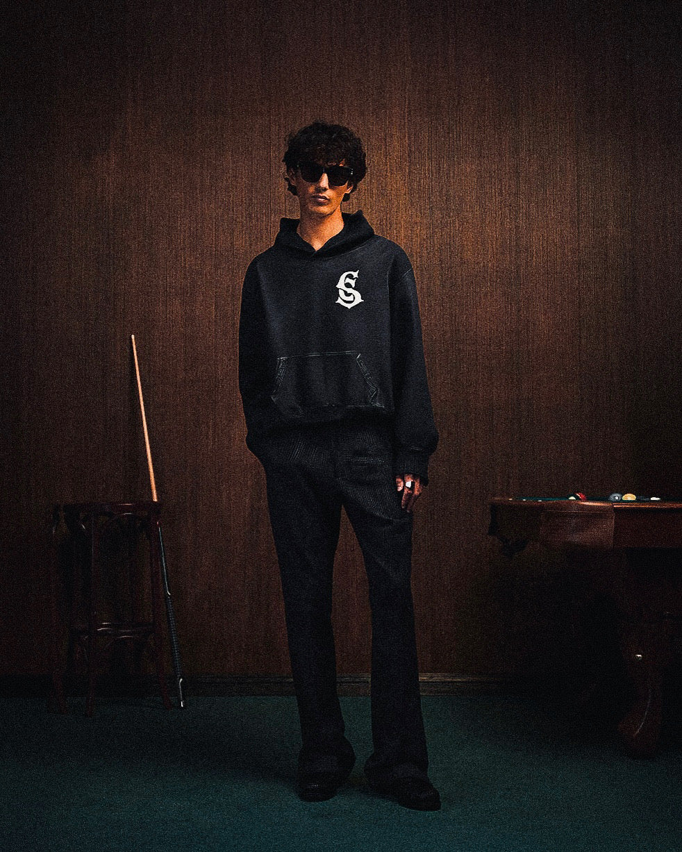 NOMBRÉ EN CUERO NEGRO