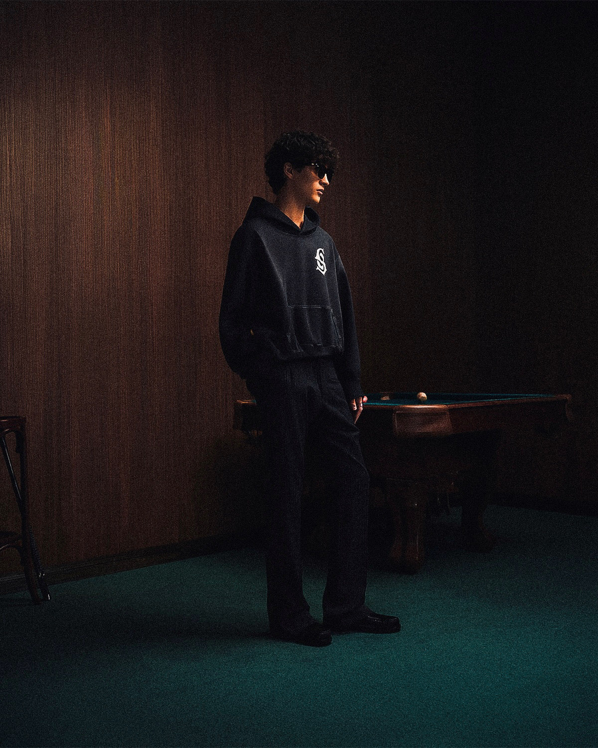 NOMBRÉ EN CUERO NEGRO