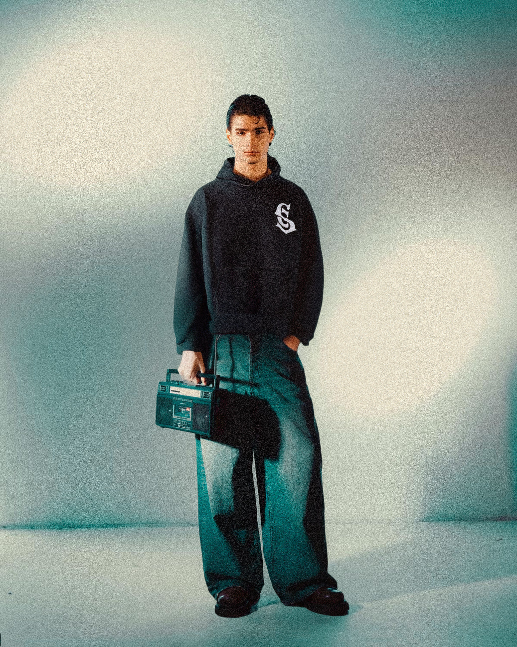 NOMBRÉ EN CUERO NEGRO